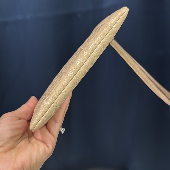 🤍Coach Signature Embossed Patent Leather
Corner Zip Wristlet Clutch - Picture 5 of 8